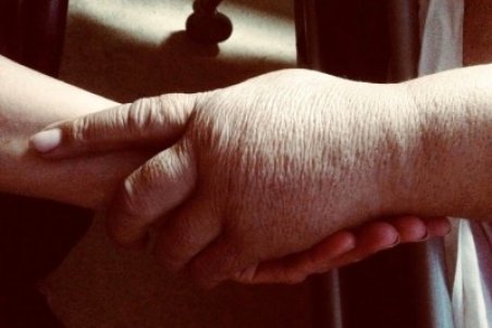 نسرین نصرتی به سوگ نشست