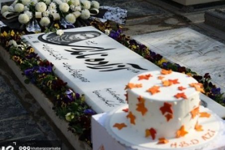 تصاویری از جشن تولد آزاده نامداری بر سر مزارش