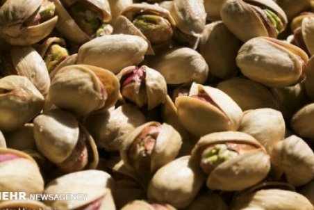 دلایل گرانی آجیل در بازار/ تولید خشکبار ۶٠ درصد کاهش یافت