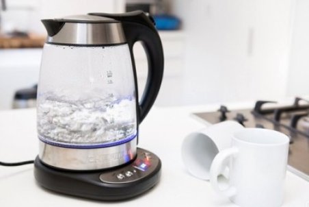 ۷ ترفند ساده برای تمیز کردن جرم کتری در خانه