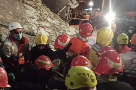 کشف جسد مرد مدفون از زیر آوار در حادثه ریزش ساختمان در تبریز