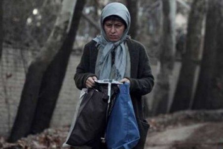 سوسن پرور، جایزه بهترین بازیگری را از جشنواره داکا دریافت کرد