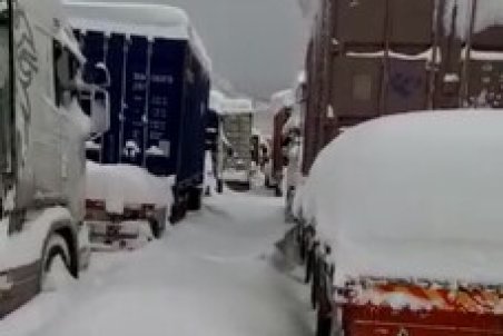 جریان برفگیر شدن کامیون‌ها در گمرک/ اختلال در تجارت