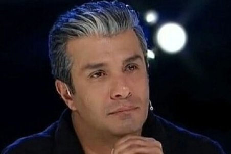 عکسی تلخ از سوگواری آریا عظیمی‌نژاد بر مزار مادرش