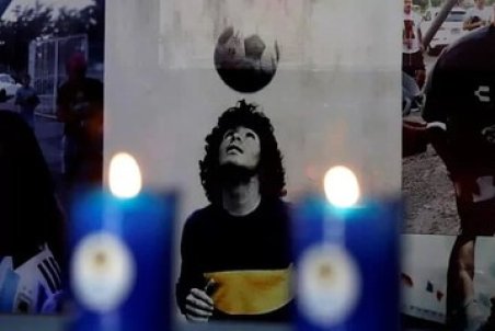 نگاه خاص پسر آگوئرو به نقاشی مارادونا/عکس