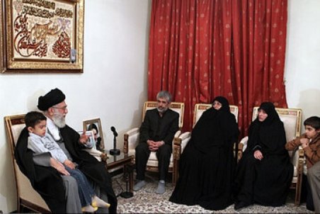 مادر شهید "احمدی روشن" : در جمعی که پسرم بود هیچ غیبتی نمی‌شد/ بمب خنده بود/ هدیه روز مادر یا جشن تولد مصطفی را هیچ کس نمی توانست حدس بزند