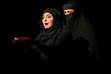 تقدیر از همسر و دختر زنده‌یاد علی سلیمانی، به‌خاطر بازاجرای نمایشی از او/ عکس