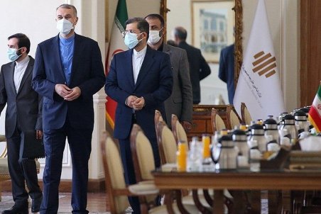 یقه دیپلماتِ دیپلمات ایرانی