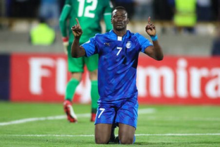 مهاجم سابق استقلال همبازی ستاره لیورپول شد/عکس