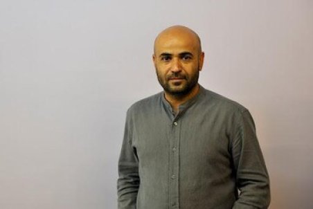 شمشیربازی سعید چنگیزیان، در نمایش «روغن کنجد»/ عکس