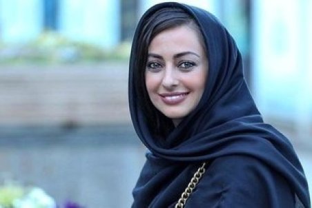 بوسه نفیسه روشن بر گونه مادرش/ عکس