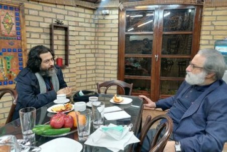 چرا نیروهای ارزشی و اپوزیسیون، هم‌زمان یقه فرهادی را می‌گیرند؟