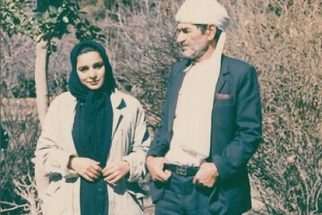 عکسی زیرخاکی از قدم زدنِ تهمینه میلانی با خواننده پیشکسوت