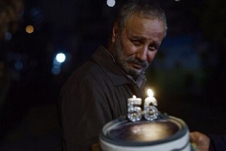 چهره شکسته و مغموم جواد عزتی با تفنگی در دست / عکس