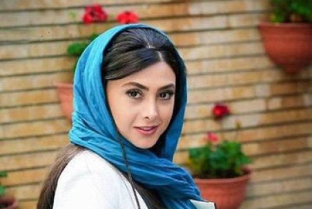 کودکیِ آزاده صمدی، با عروسکی در بغل/ عکس