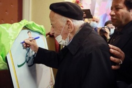 اهدای هدیه‌ای جالب به مهدی محقق در جشن تولد ۹۳ سالگی او/ عکس