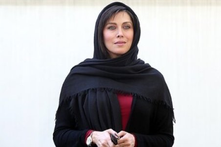 مهتاب کرامتی روی تخت در حال اهدای خون / عکس