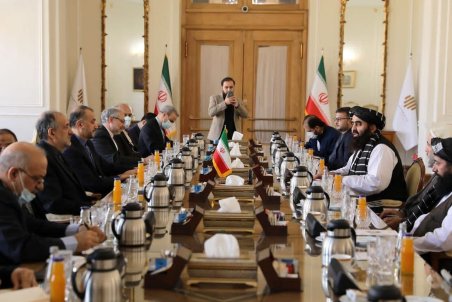 سرپرست وزارت خارجه افغانستان با وزیر خارجه ایران در تهران دیدار کرد