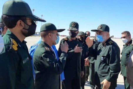 فرمانده کل سپاه پاسداران وارد شهر سیل‌زده کُنارک شد