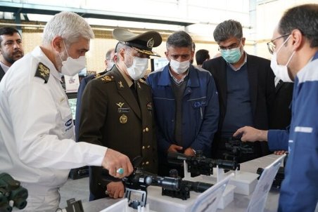 وزیر دفاع از شرکت صنایع الکترواُپتیک و دانشگاه صنعتی مالک اشتر اصفهان بازدید کرد