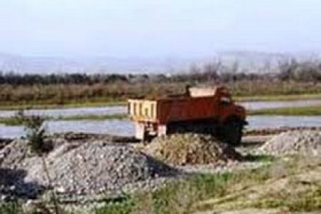 معارضین امکان بهره‌برداری شن و ماسه را در لرستان با مشکل مواجه کرده است