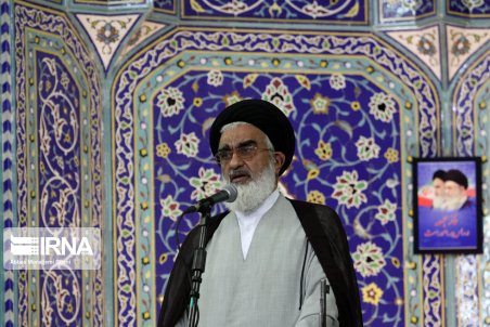 جدایی حوزه از سیاست، خواست استعمار انگلیس خبیث است