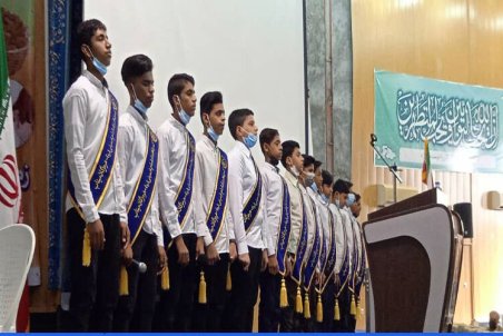 اعضای کانون سقای حسین(ع) میناب در حضور رییس جمهور به اجرای سرود می‌پردازند