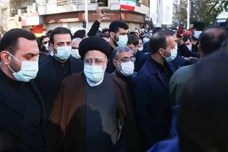 حضور آیت‌الله رئیسی در مراسم تشییع شهدا