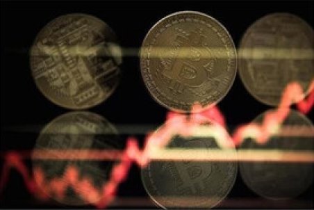 سقوط قیمت بیت‌کوین به زیر ۴۲ هزار دلار