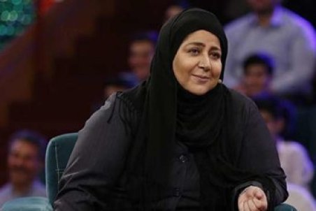 شهره لرستانی در کنار یادگاری مسعود ولدبیگی/ عکس