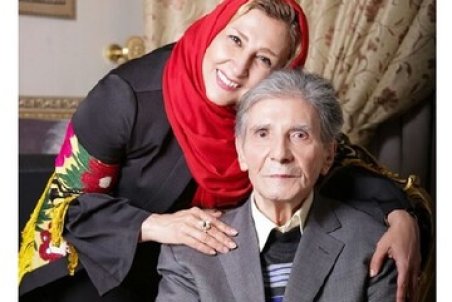 مرجان گلچین، زیر تابلوی کوچه‌ای که به نام عمویش است/ عکس