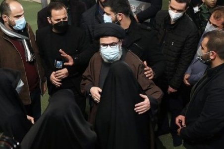 (تصاویر) زینب سلیمانی در آغوش پدر شوهرش