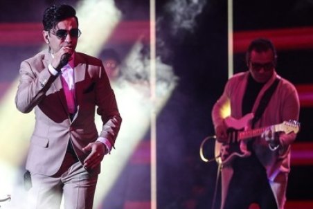 محسن ابراهیم زاده پلی بک کرد، زمین خورد + فیلم