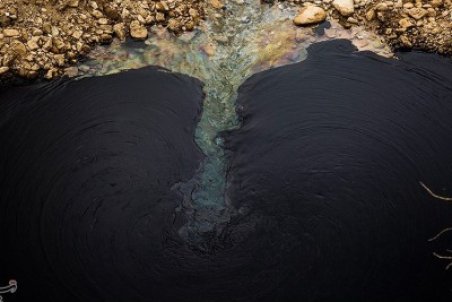 "سرخون" هنوز هم بوی نفت می‌دهد/ مسئولان پاسخگو نیستند