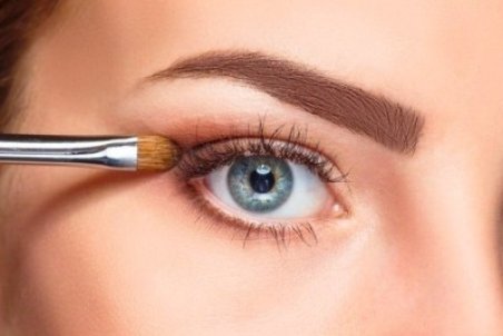 افراد دارای پلک‌ های رو به پایین چطوری آرایش کنن؟