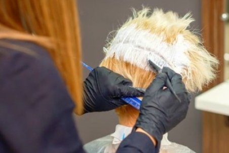 تکنیک روشن کردن موها بدون دکلره با استفاده از آب اکسیژنه