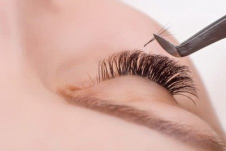 اکستنشن مژه چیست؟ انواع، عوارض، قیمت و حکم شرعی آن