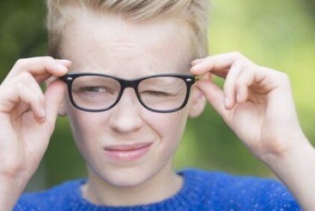 اختلال تیک عصبی چیست؟ + تشخیص، علل، علائم و درمان اختلال عضله ای موقت