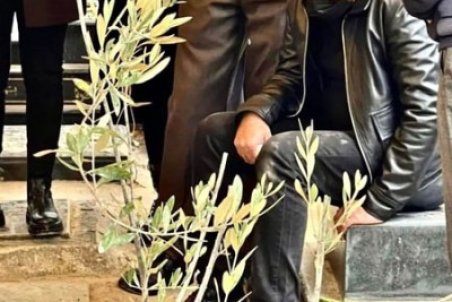 تصویری از آریا عظیمی‌نژاد بر سر مزار مادرش