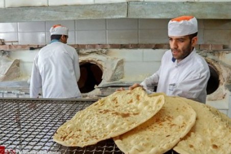کمبودی در آرد سهمیه‌ای وجود ندارد/ نانوایان متخلف مشمول جریمه می‌شوند