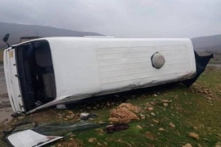 واژگونی مینی بوس گارگران/ ۱۳ نفر مصدوم شدند
