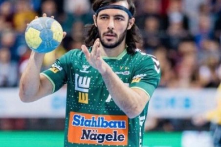 روی سکو رفتن و جهانی شدن هندبال ایران دور از ذهن نیست