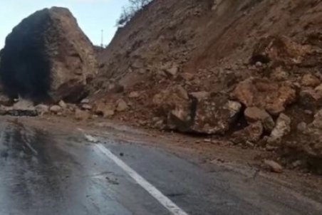 جزئیات مسدود شدن محور "یاسوج به اصفهان" در پی ریزش کوه
