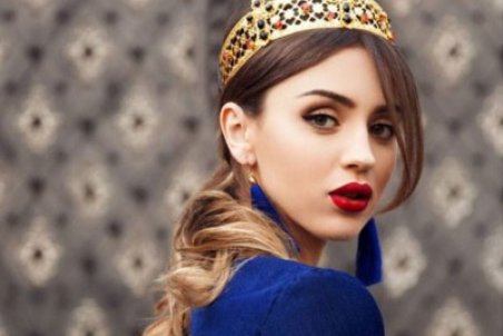 آرایش مناسب با لباس آبی