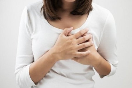 عوامل و عوارض ماندن شیر در سینه