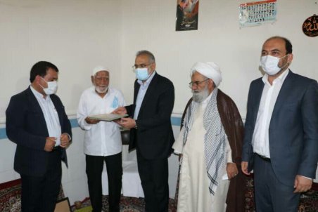 معاون رییس جمهور از پدر شهید اسدالله جعفری از شهدای هرمزگان تجلیل کرد