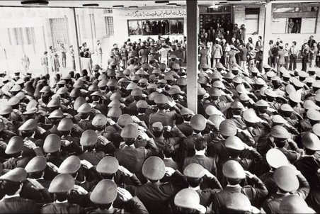 بیعت حماسی و تاریخی کارکنان نیروی هوایی با امام (ره) ضربه ای مهلک بر رژیم وابسته شاه وارد کرد