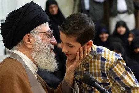 توصیه رهبر معظم انقلاب به فرزندان شهدا: به پدران خود افتخار کنید