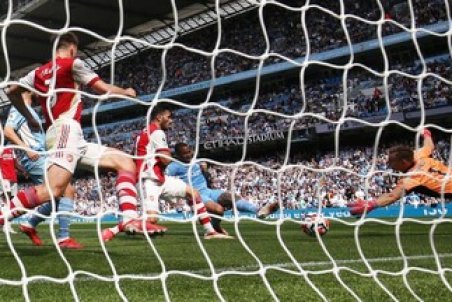 رقابت تا سرحد مرگ؛ طعنه قرمزها به افتخارات رقیب!/عکس