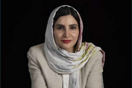 دختر گلاب آدینه و مهدی هاشمی، در حال دریافت جایزه از داریوش ارجمند/ عکس